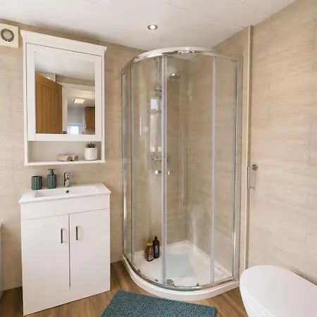 Modern 3 Bed Near M5 Free Street Parking Nyaraló