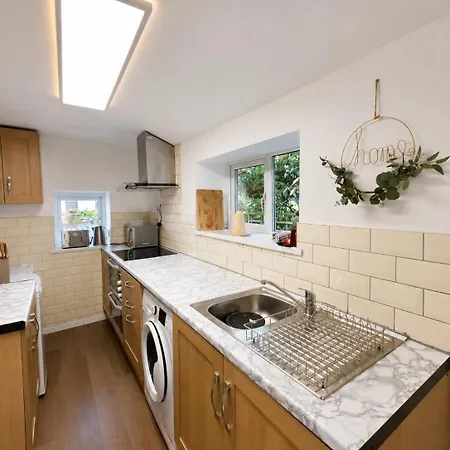 Modern 3 Bed Near M5 Free Street Parking *