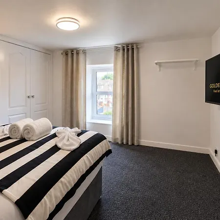 Modern 3 Bed Near M5 Free Street Parking