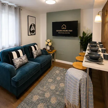 Modern 3 Bed Near M5 Free Street Parking *
