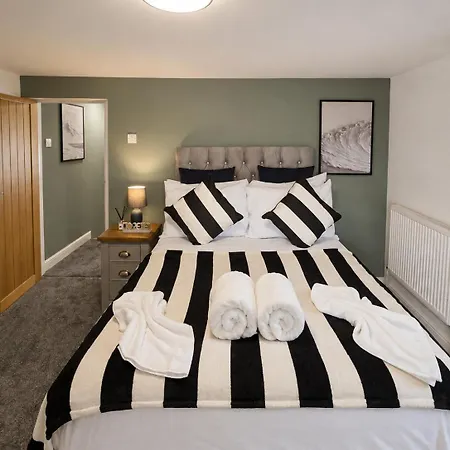 Modern 3 Bed Near M5 Free Street Parking Сasa de vacaciones Bristol