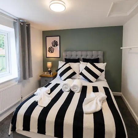 Modern 3 Bed Near M5 Free Street Parking Сasa de vacaciones Bristol