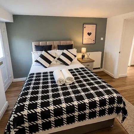 Сasa de vacaciones Modern 3 Bed Near M5 Free Street Parking *